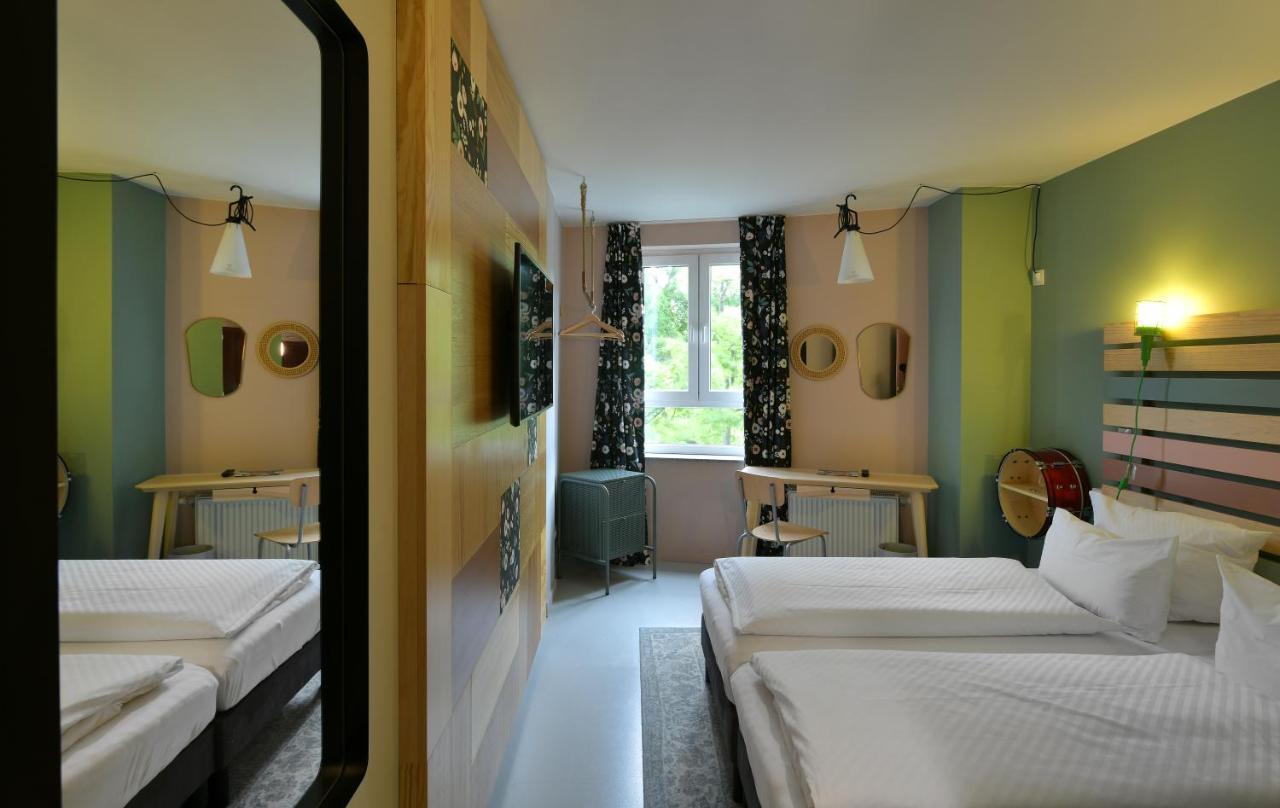 Twin Room,1677853044:JPEG